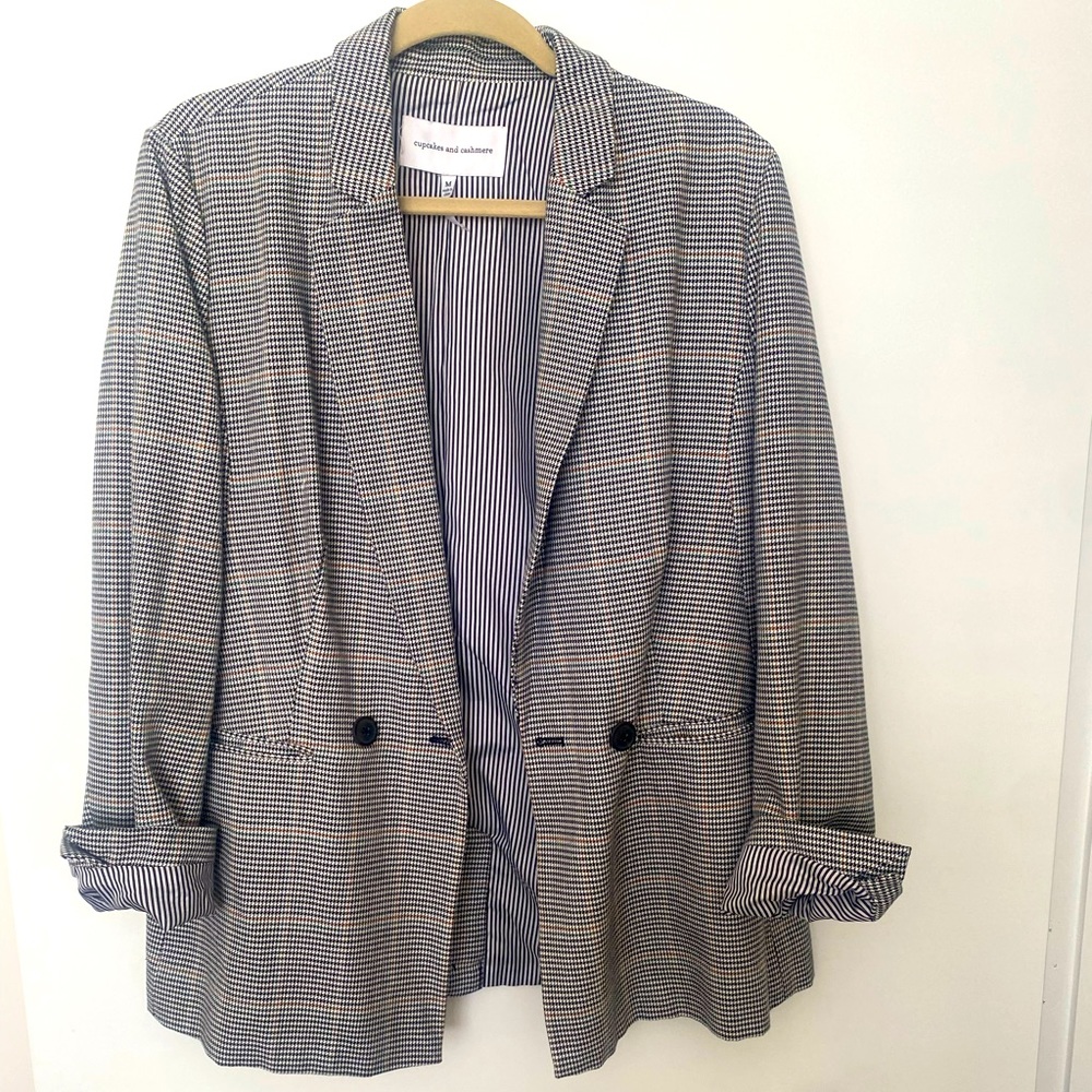 Blazer menswear look.    Cupcakes and Cashmere grandpa Blazer. Houndstooth
